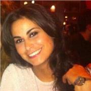 Docente in biologia impartisce lezioni di biologica a ragazzi di liceo e scuola media